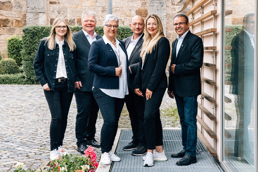 Christine Vogel (3.v.l.), Büroleiterin RE/MAX Herzogenaurach, mit ihrem Team Foto: RE/MAX Herzogenaurach